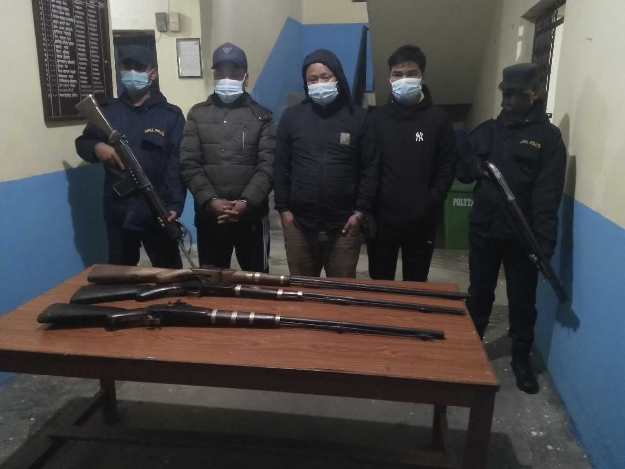 तिन थान भरुवा बन्दुक सहित तिन जना पक्राउ