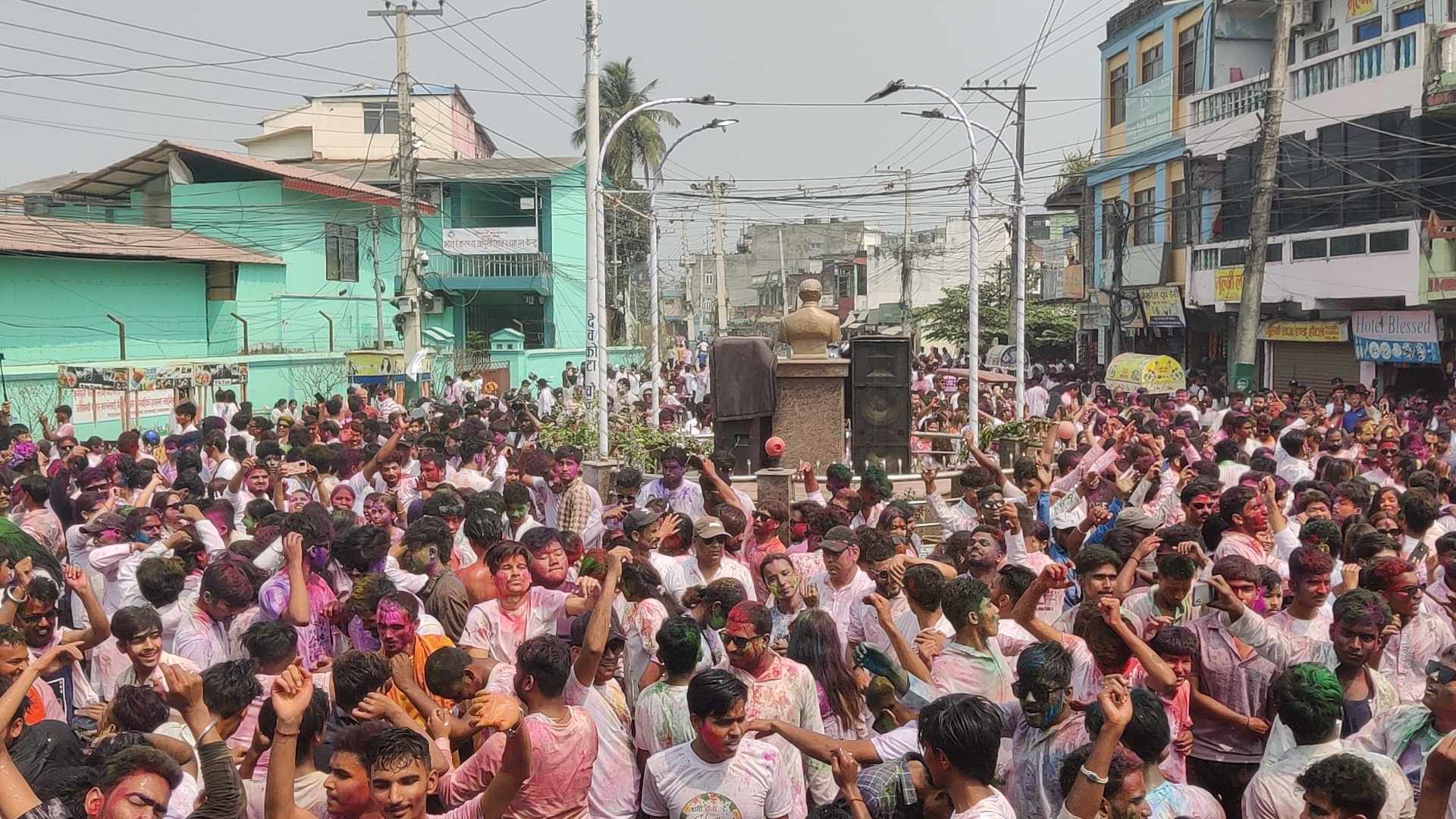 होलीको रौनक :विराटनगरको देवकोटा चोकमा युवाहरुको उल्लासपूर्ण उत्सव